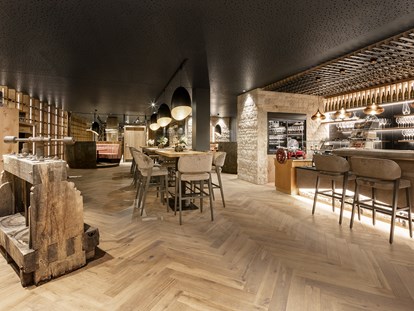 Luxusurlaub - Bar: Hotelbar - Kork und Gloria  - DAS EDELWEISS Salzburg Mountain Resort