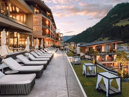 Luxusurlaub - Bar: Hotelbar - Außenansicht - DAS EDELWEISS Salzburg Mountain Resort