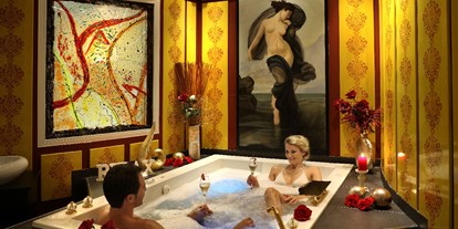 Luxusurlaub - Salzburg - Ein Bad im Whirlpool des Partner-Spa! - Schlosshotel Lacknerhof****S Flachau