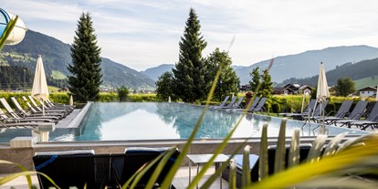 Luxusurlaub - Salzburg - Unser Außenpool mit Blick auf die umliegenden Berge! - Schlosshotel Lacknerhof****S Flachau