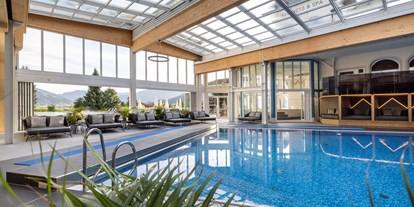 Luxusurlaub - Salzburg - Schwimmbad mit Entspannungsliegen und Cabrio-Dach! - Schlosshotel Lacknerhof****S Flachau