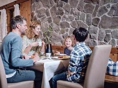 Luxusurlaub - Bar: Hotelbar - Frühstück - Familienresort Ellmauhof - das echte All Inclusive ****S