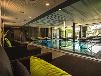 Luxusurlaub - Österreich - Indoor Infinitypool mit großer Glasfront zum Ritzensee - Ritzenhof****S - Hotel & Spa am See
