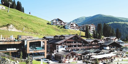 Luxusurlaub - Pinzgau - Außsenansicht My Alpenwelt Resort und Susi Alm |Sommer - MY ALPENWELT Resort****SUPERIOR