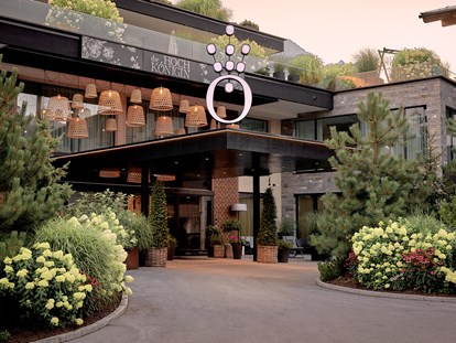 Luxusurlaub - Bar: Hotelbar - die HOCHKÖNIGIN - Mountain Resort