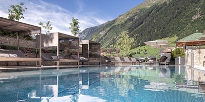 Luxusurlaub - Tiroler Oberland - Außenpool im Sommer - Hotel Post
