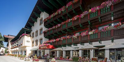 Luxusurlaub - Tiroler Unterland - Außenansicht - Sommer
Hoteleingang - Rezeption - Hotel „Der Kirchenwirt****s"