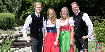 Luxusurlaub - Tiroler Unterland - Familie Rieser
v.l. Daniel, Julia, Veronika und Hansi - Hotel „Der Kirchenwirt****s"