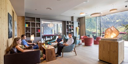 Luxusurlaub - Schweiz - Lounge «Stuba» mit Panoramafenstern und Billdardraum - Belvedere Swiss Quality Hotel Grindelwald