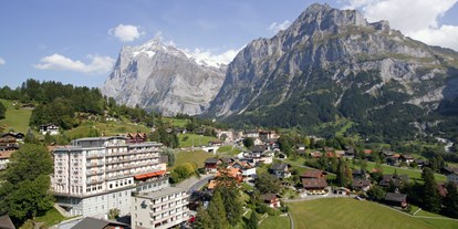 Luxusurlaub - Schweiz - Hotel Belvedere Grindelwald im Sommer
Links das Wetterhorn, rechts der Mettenberg - Belvedere Swiss Quality Hotel Grindelwald
