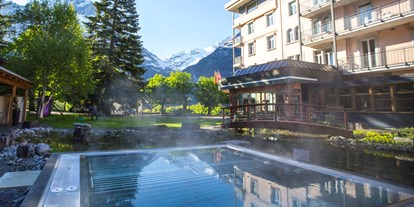 Luxusurlaub - Schweiz - Wellness im Hotel Belvedere Grindelwald: Sole-Whirlpool im Garten - Belvedere Swiss Quality Hotel Grindelwald
