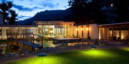 Luxusurlaub - Schweiz - Hotel-Garten mit Sole-Whirlpool und Pergola im Sommer - Belvedere Swiss Quality Hotel Grindelwald