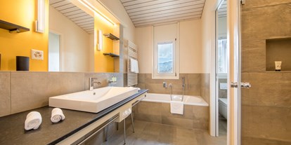 Luxusurlaub - Schweiz - Badezimmer «Executive» mit Badewanne und Dusche, Hotel Belvedere Grindelwald - Belvedere Swiss Quality Hotel Grindelwald