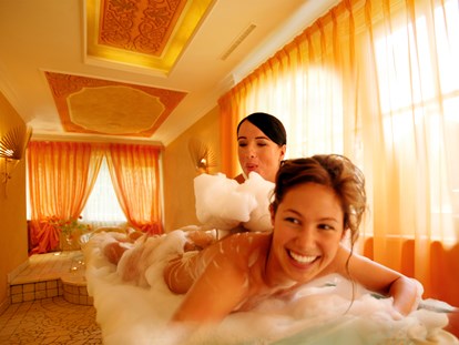 Luxusurlaub - Pools: Innenpool - Massage - Wellness-, Golf- & Genießerhotel Salzburgerhof