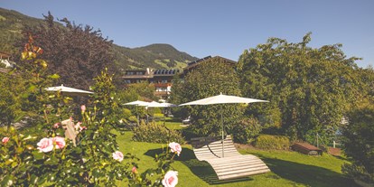 Luxusurlaub - Tiroler Unterland - Blumenliegewiese im Garten - Gardenhotel Crystal