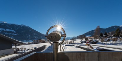 Luxusurlaub - Tiroler Unterland - Fernrohr auf der Terrasse - Gardenhotel Crystal