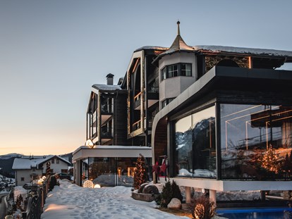 Luxusurlaub - Bar: Hotelbar - Winteransicht mit Panoramasauna über den Freibad - Alpin Garden Luxury Maison & Spa