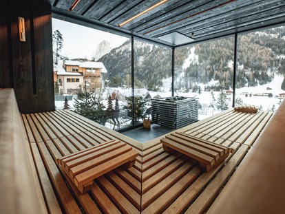Luxusurlaub - Südtirol - Panoramasauna mit Blick über den Pool und zum Sellastock  - Alpin Garden Luxury Maison & Spa