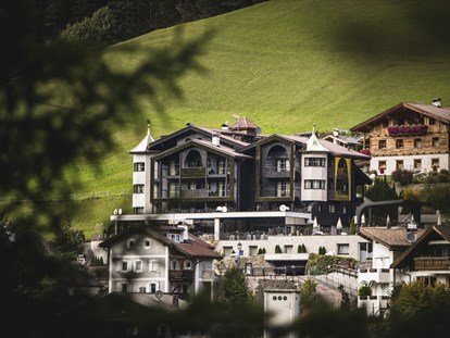 Luxusurlaub - Trentino-Südtirol - Unsere Maison: Edle Holzverkleidung im Shou Sugi Ban Stil mit vergoldetem Rahmen  - Alpin Garden Luxury Maison & Spa