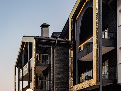 Luxusurlaub - Italien - Moderne Architektur mit verkohltem Holz und goldenen Rahmen - Alpin Garden Luxury Maison & Spa