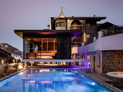 Luxusurlaub - Bar: Hotelbar - Aussenpool mit panoramischer Schwebe-Sauna - Alpin Garden Luxury Maison & Spa
