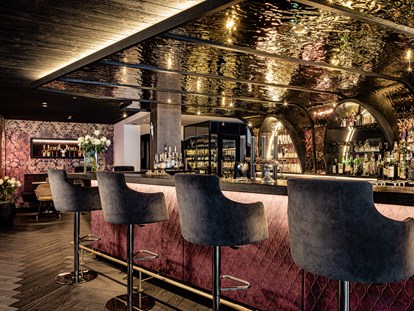 Luxusurlaub - Bar: Hotelbar - Golden Bar für italienische Aperitivi sowie After-Dinner Cocktails - Alpin Garden Luxury Maison & Spa