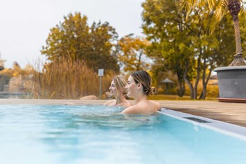 Luxushotel: Outdoor-Relax Pool im Saunadorf  - VILA VITA Pannonia